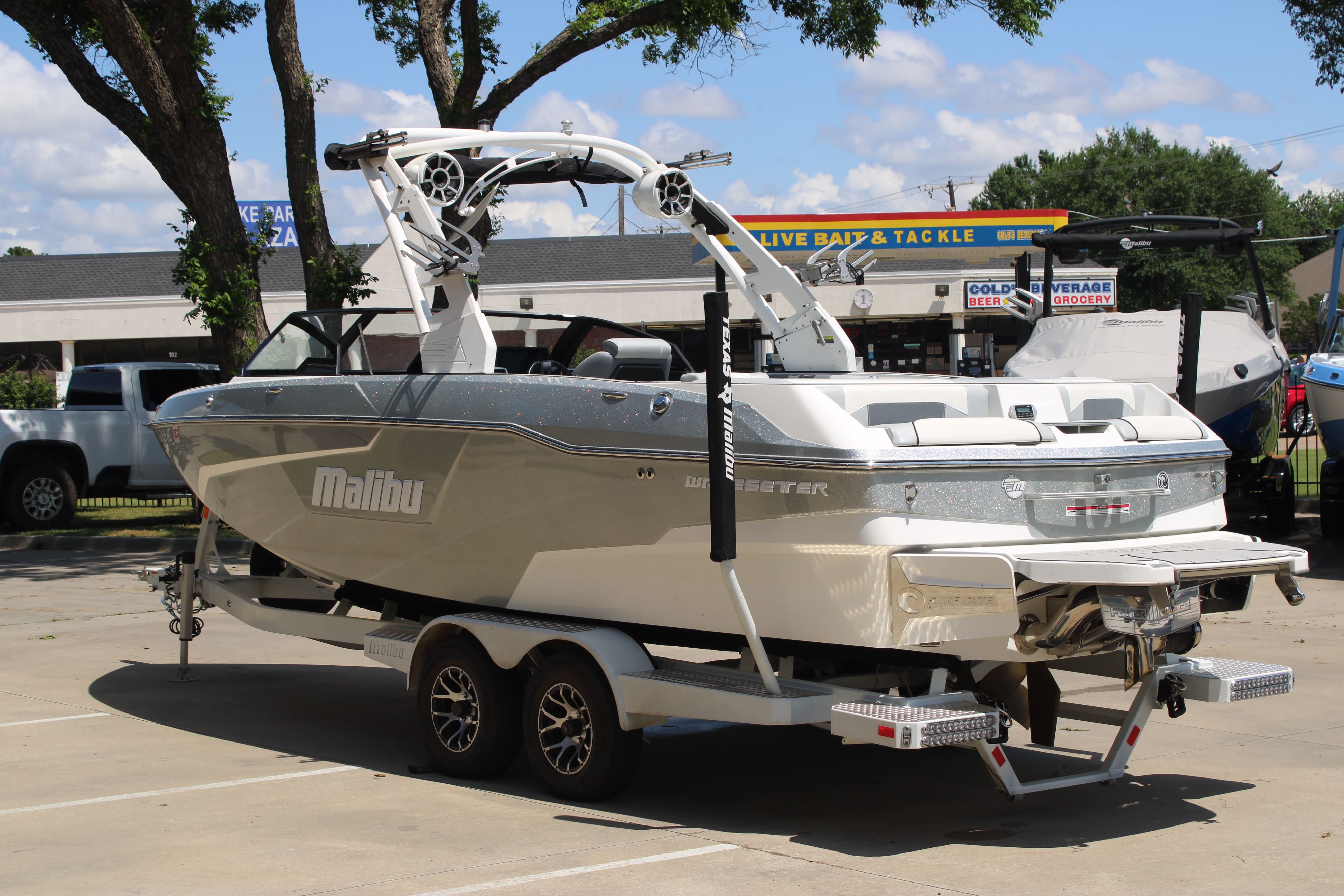 2020 Malibu 25 LSV Icon